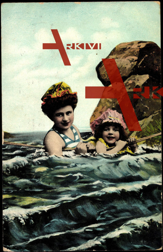 Zwei Mädchen beim Schwimmen im Meer, Leine