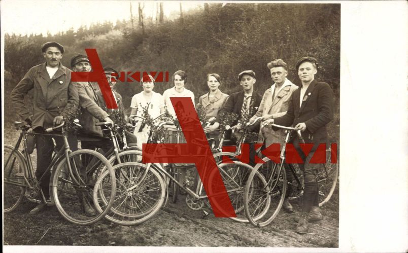 Fahrradgruppe unterwegs, Männer, Frauen