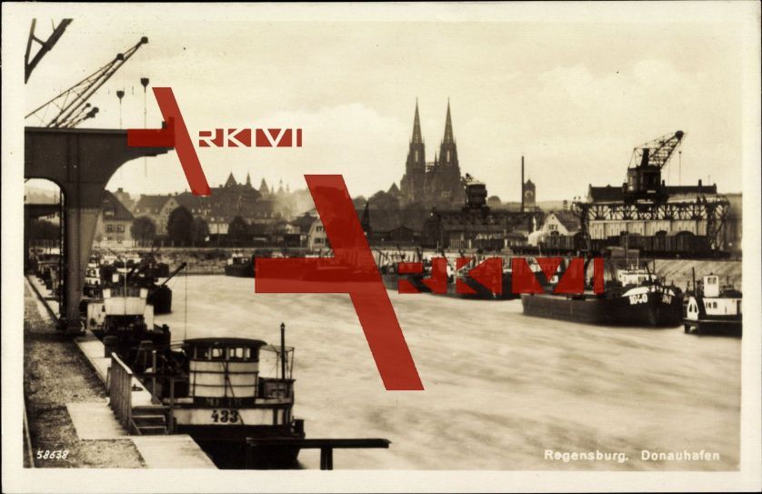 Regensburg, Donauhafen mit Frachtern und Uferpartie