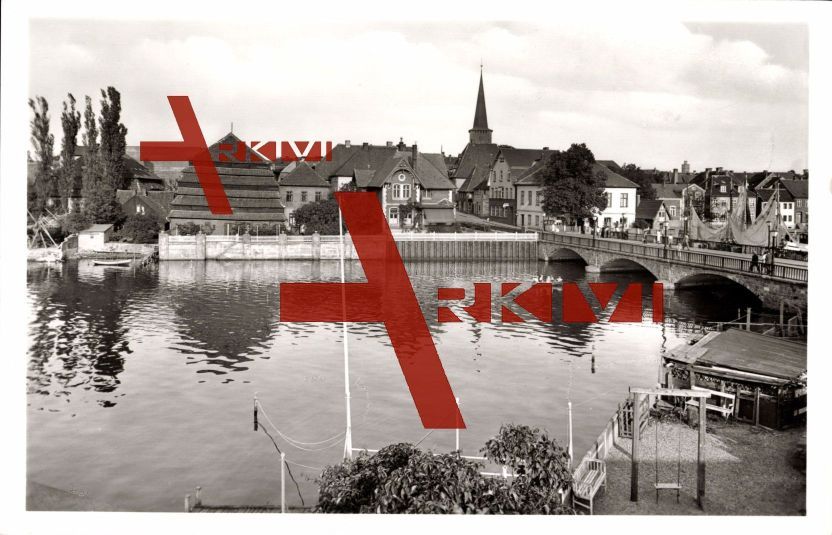 Neustadt i. Holstein, Stadt mit Hafen und Brücke