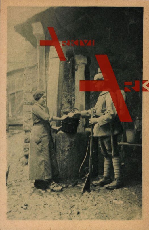 Am Brunnen in den Vogesen - ein deutscher kaiserlicher Infanterist bekommt Wasserration von einer Einheimischen