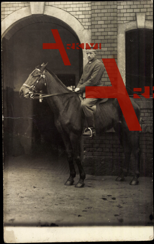 Soldat in Uniform auf einem Pferd, Zaumzeug