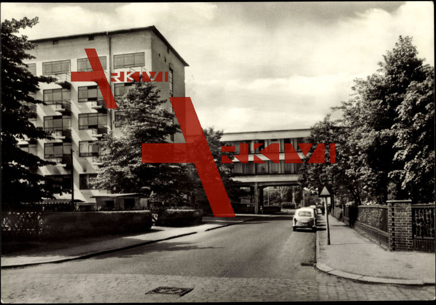 Dessau in Sachsen Anhalt, Partie am Bauhaus, parkendes Auto