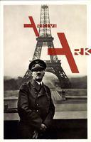Paris, Adolf Hitler vor dem Eiffelturm, Schirmmütze, Mantel