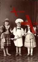 Drei Kinder in Kostümen, Koch mit Pfanne, Mädchen, Schmuck