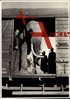 Elefant im Eisenbahnwaggon mit Tierhüter