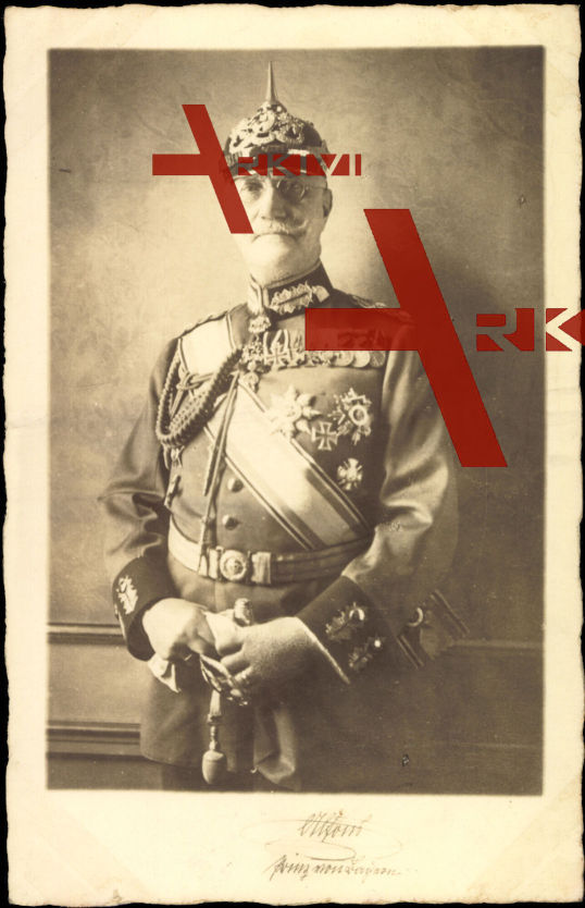 Prinz Alfons von Bayern in Uniform und mit Pickelhaube, Schärpe, Orden,Quaste