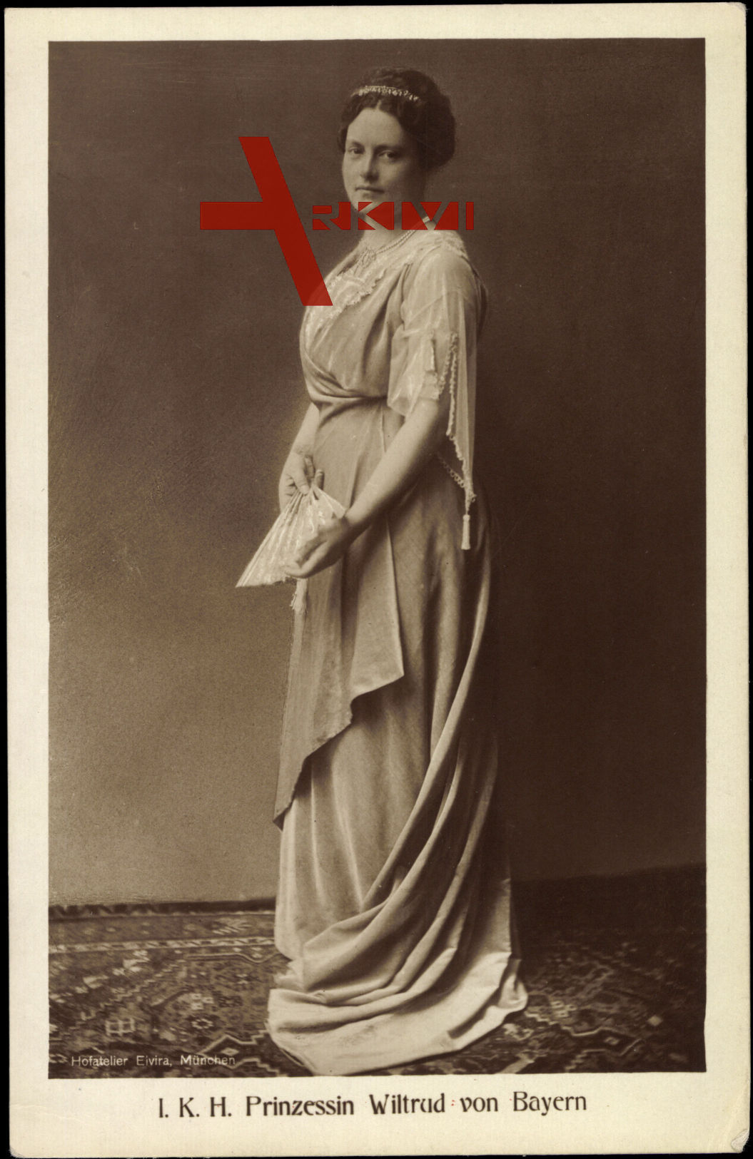 I.K.H Prinzessin Wiltrud von Bayern im Kleid mit Fächer
