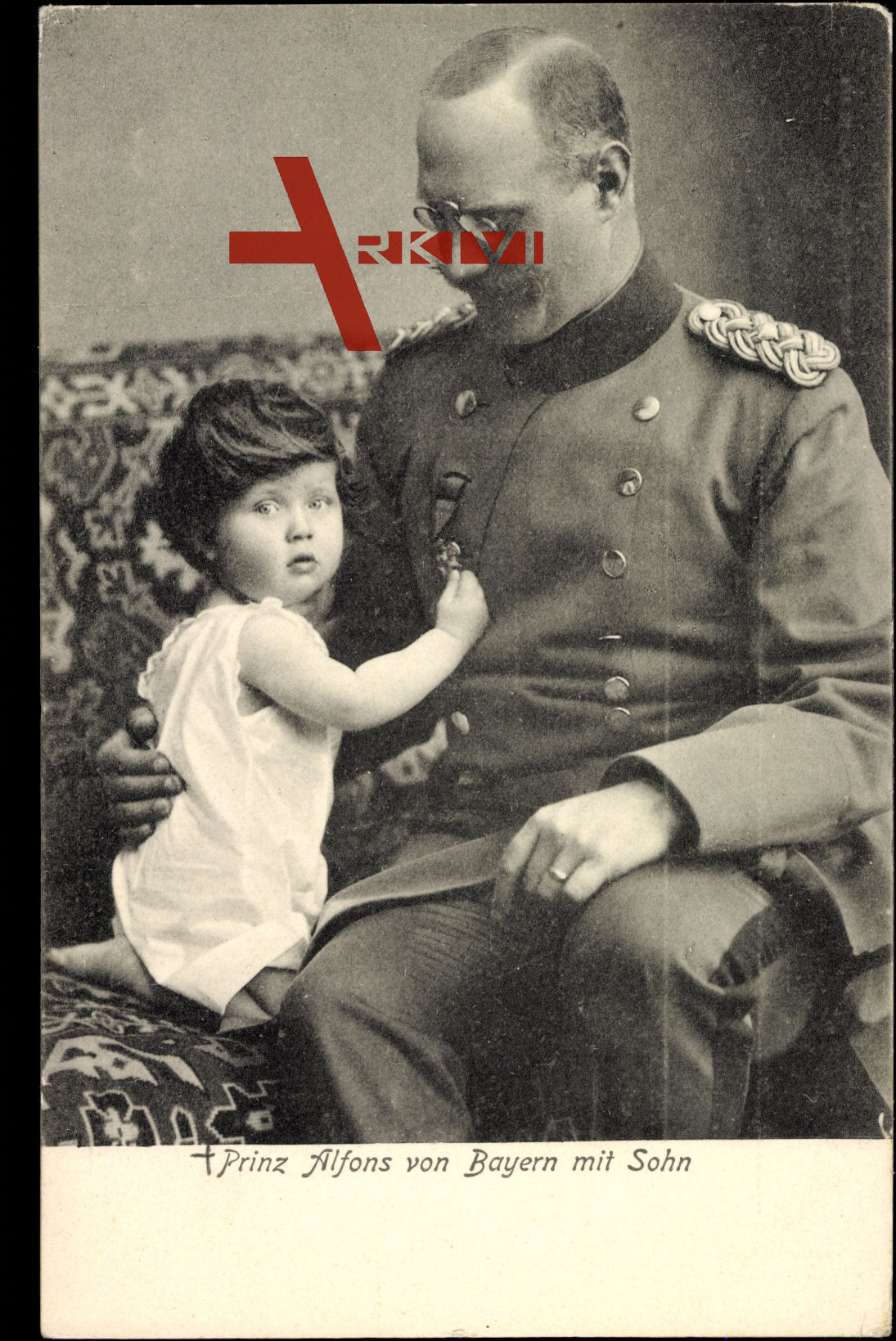 Prinz Alfons von Bayern mit Sohn, Uniform, Kleinkind mit langen Haaren