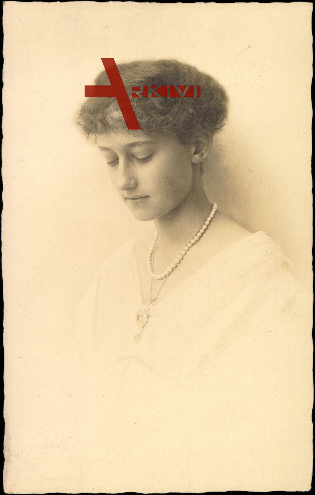 Prinzessin Antonia von Luxemburg, Portrait, Perlenkette