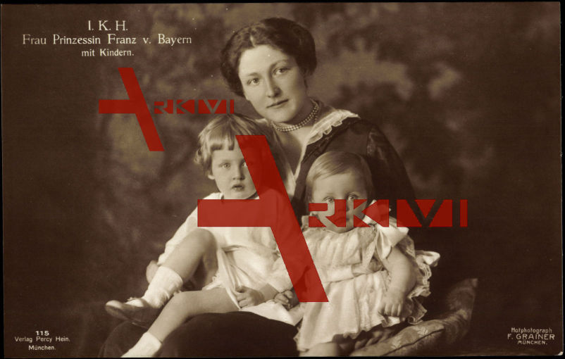 Frau Prinzessin Franz von Bayern mit ihren Kindern