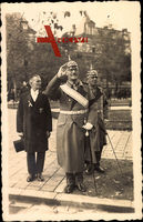 Prinz Alfons von Bayern grüßend in Uniform, Säbel