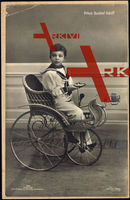 Prinz Gustaf Adolf von Schweden in einem Dreirad