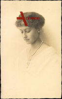 Prinzessin Antonia von Luxemburg, Portrait, Perlenkette
