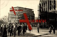 Berlin, Passanten am Potsdamer Platz mit Columbushaus kurz nach dem Krieg