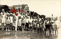 Wyk auf Föhr, Gruppe von Kindern am Strand, Wasser