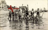 Wyk auf Föhr Nordfriesland, Gruppenfoto von Badegästen im Wasser