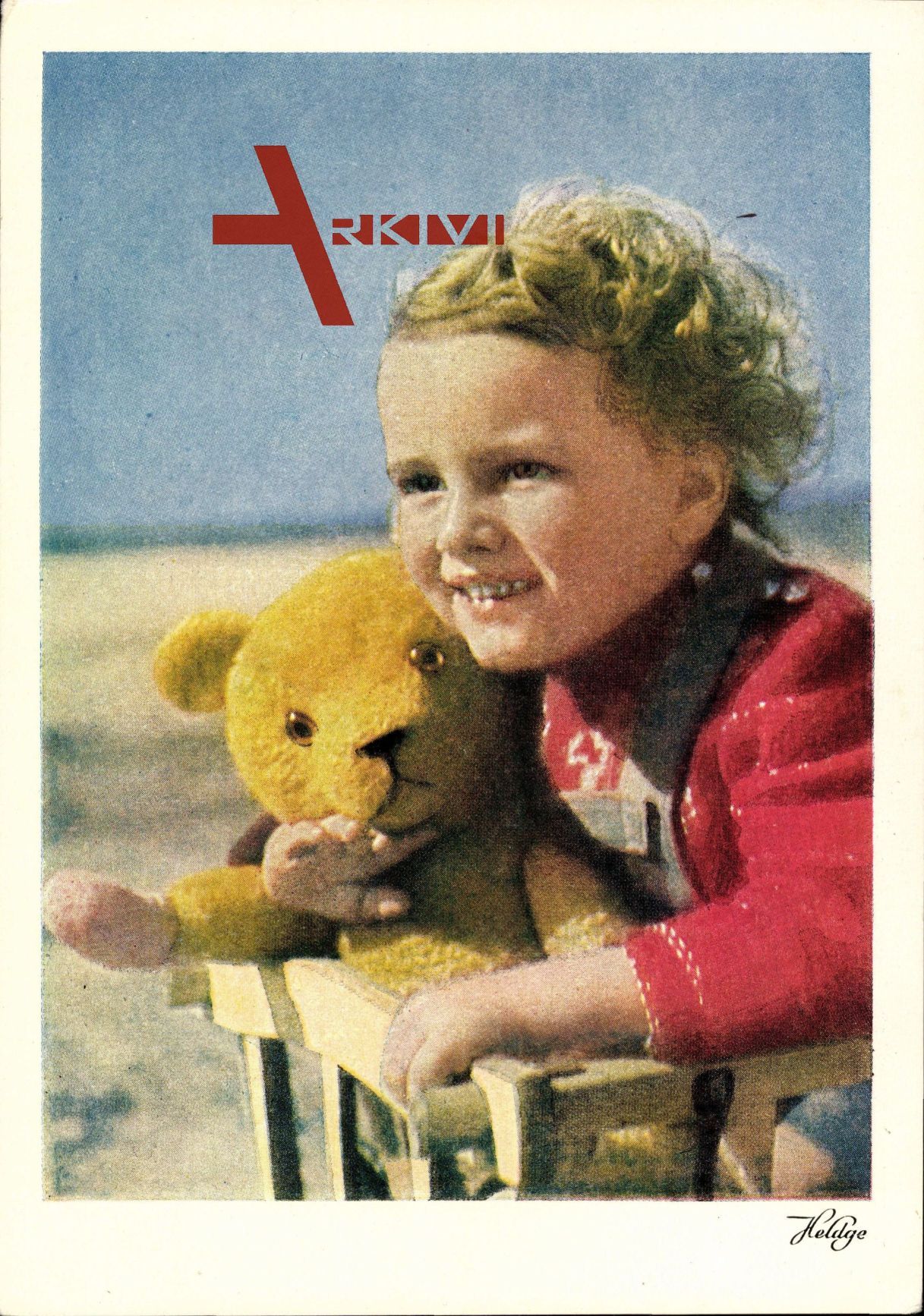 Kleines Kind mit einem gelben Teddybären, Spielzeug