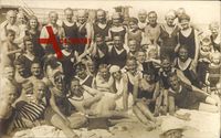 Brunshaupten, Gruppenfoto von Strandbesucher in Bademode