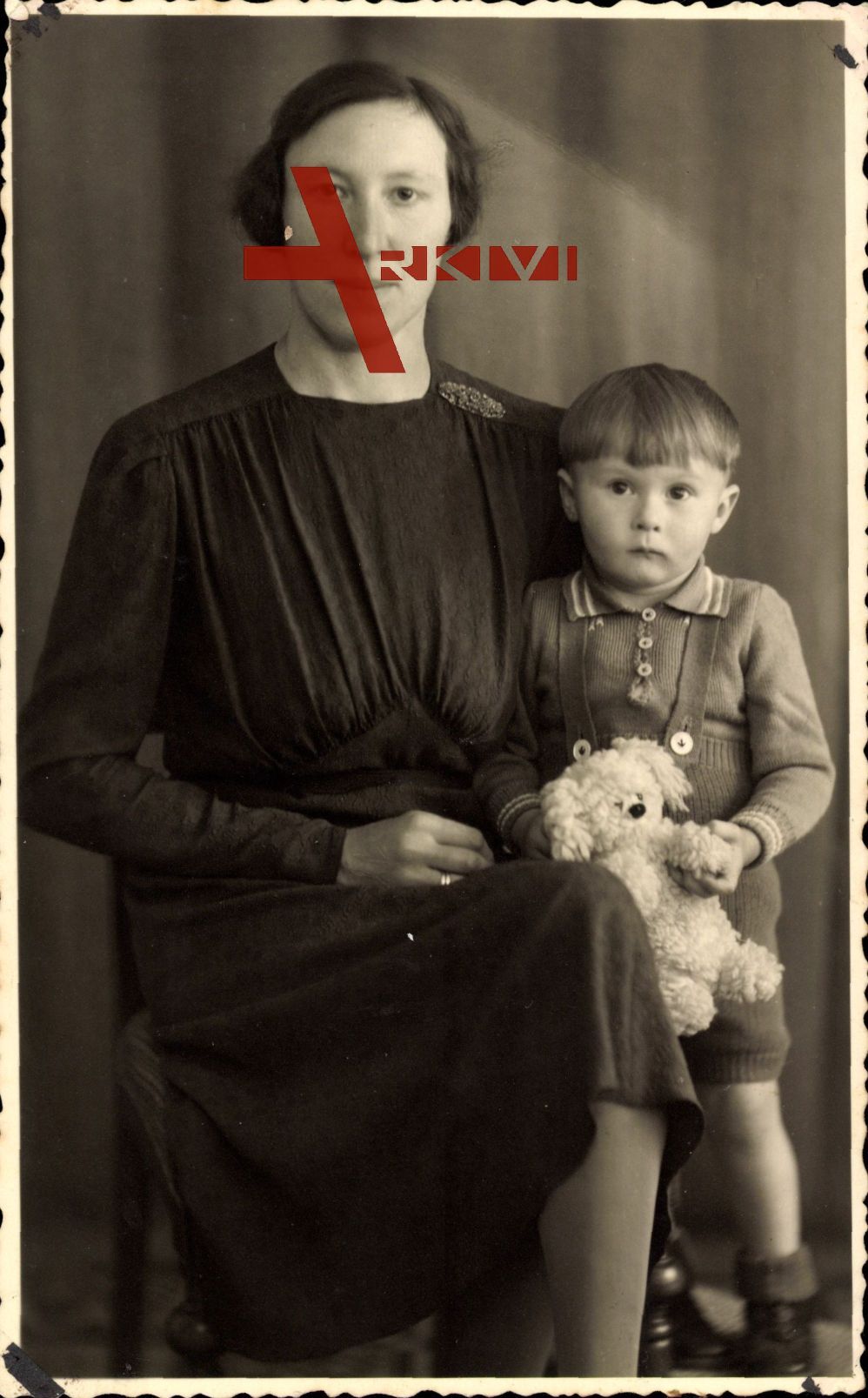 Mutter mit ihrem Kind, Teddybär, Spielzeug