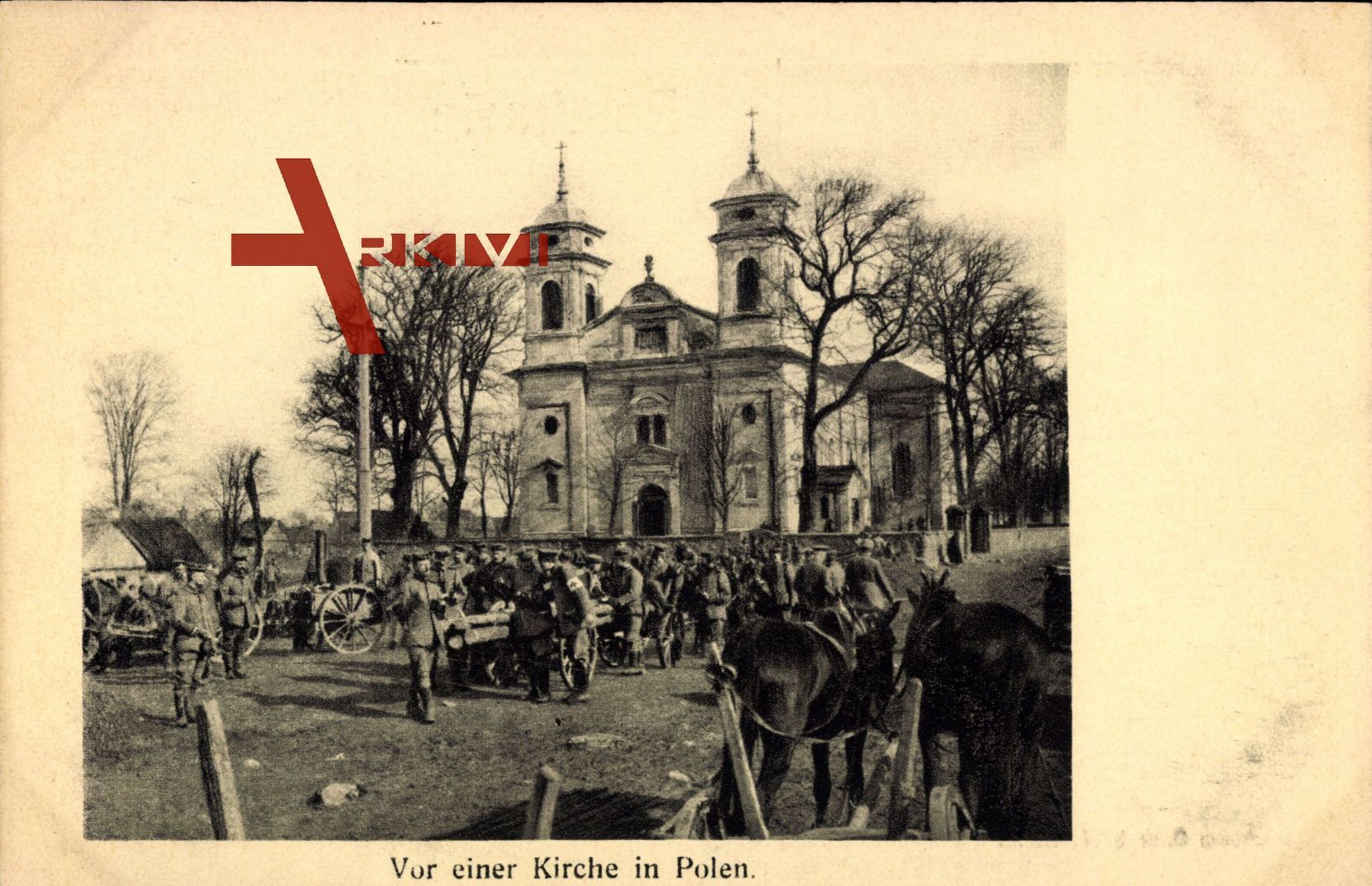 Vor einer Kirche in Polen, Soldaten auf einem Platz