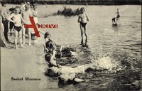 Berlin Zehlendorf Wannsee, Kinder in Badeanzügen und Badehosen am Seebad