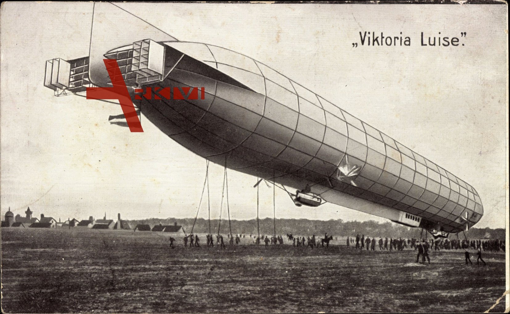 Zeppelin Viktoria Luise, LZ 11, Starrluftschiff über einem Feld, Militär