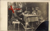 Deutsche Soldaten beim Kartenspielen am Tisch