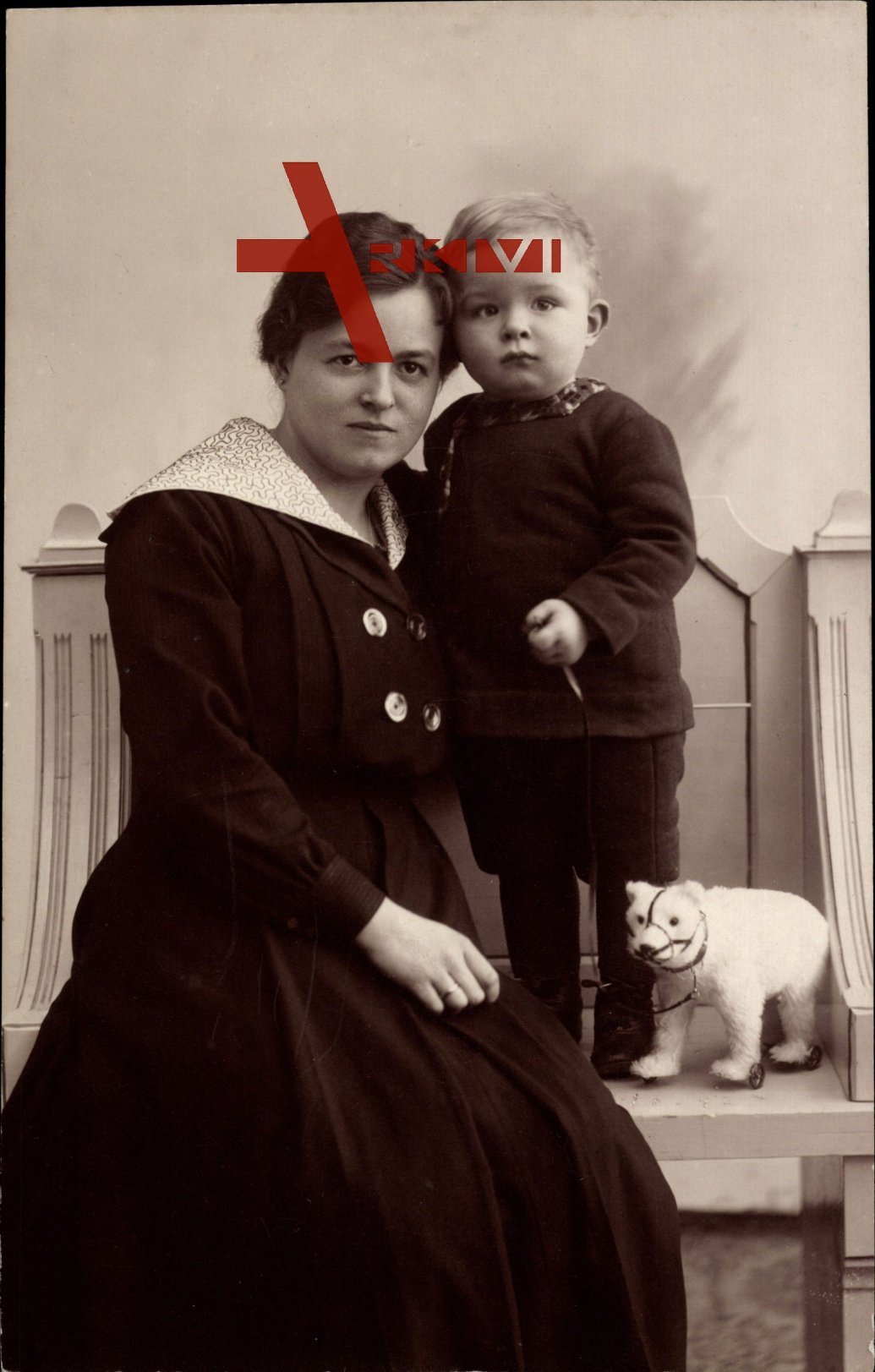 Mutter mit ihrem Jungen, Sitzportrait, Spielzeugbär