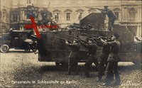 Berliner Straßenkämpfe im Spartakusaufstand 1919, Kämpfende formieren sich um ein Panzerauto im Schlosshofe