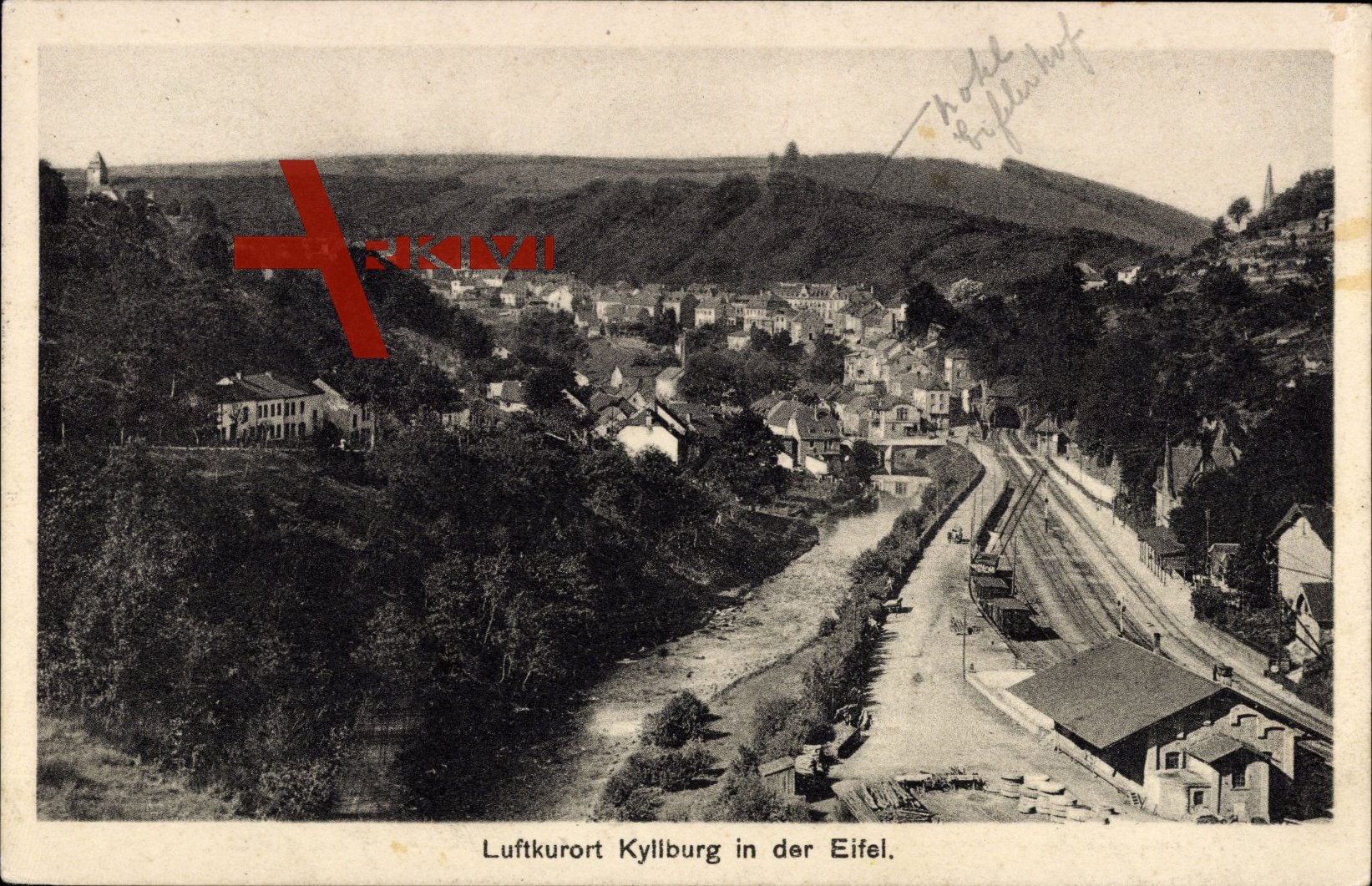Kyllburg in der Eifel, Blick auf den Ort, Eisenbahngleise, Güterwaggons