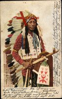 Chief Tall Crane, Indianer in buntem Federkleid, Friedenspfeiffe