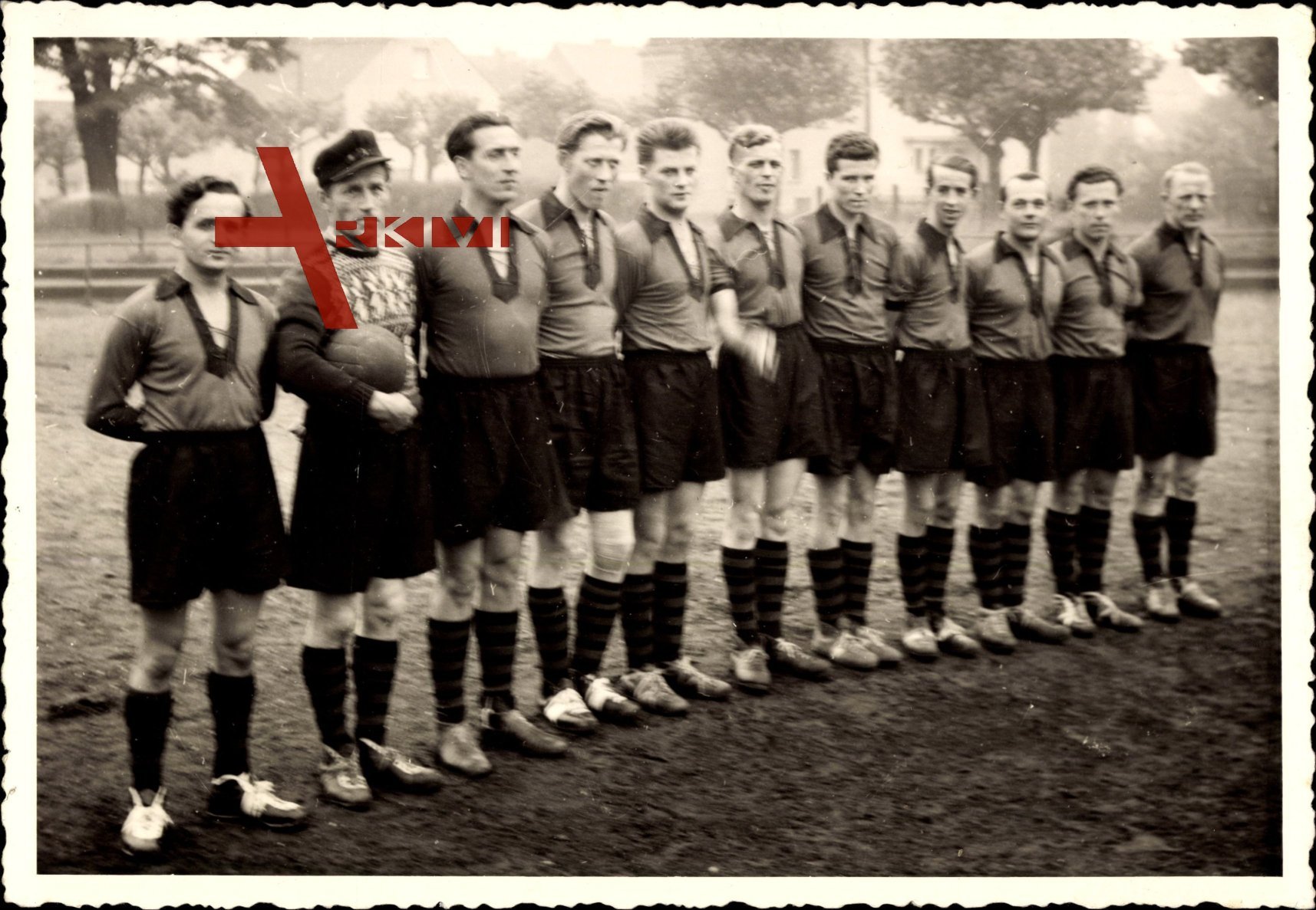 Gruppenfoto einer Fußballmannschaft, Trikots, Sporthosen