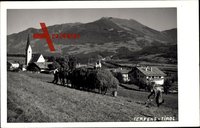 Terfens Tirol Österreich, Totalansicht vom Ort, Landwirte bei der Arbeit