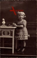 Kleines Mädchen mit ihrem Spielzeug, Wollpullover, Standportrait