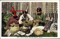 Alaska USA, Native Women weaving Baskets, Korbmacherinnen bei der Arbeit
