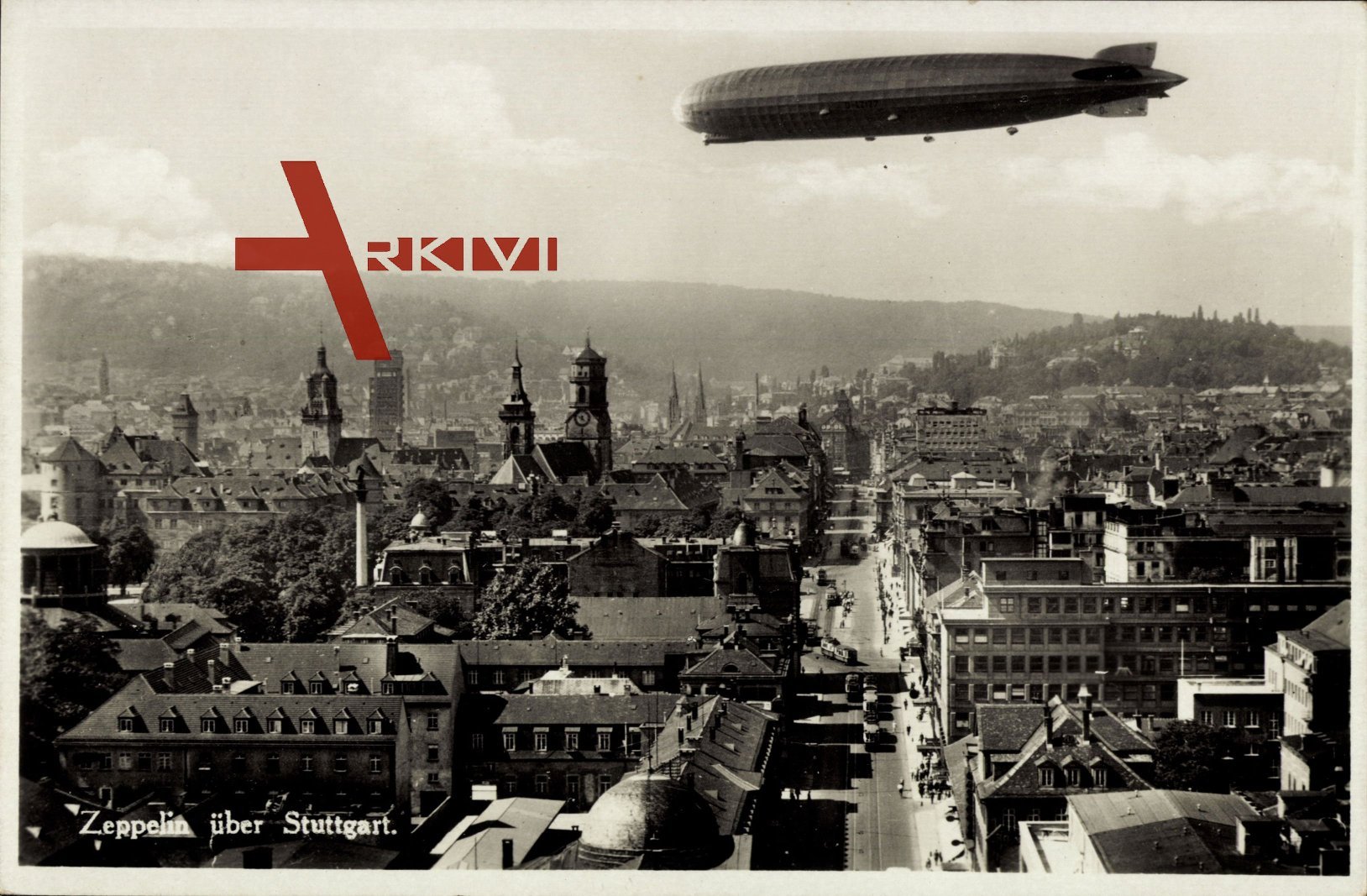 Stuttgart, Blick auf die Stadt und auf einen Zeppelin