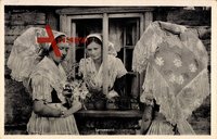 Spreewald, Drei Frauen in Trachten am Fenster, Blumen