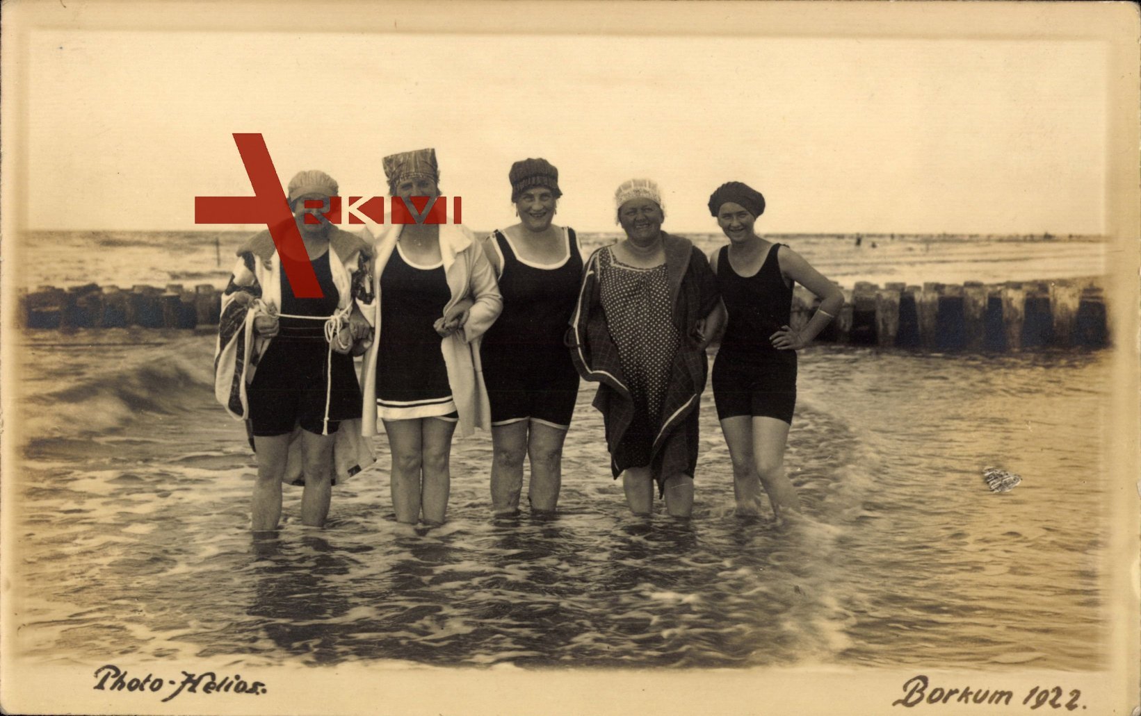 Borkum, Fünf Damen in Badekleidung am Strand