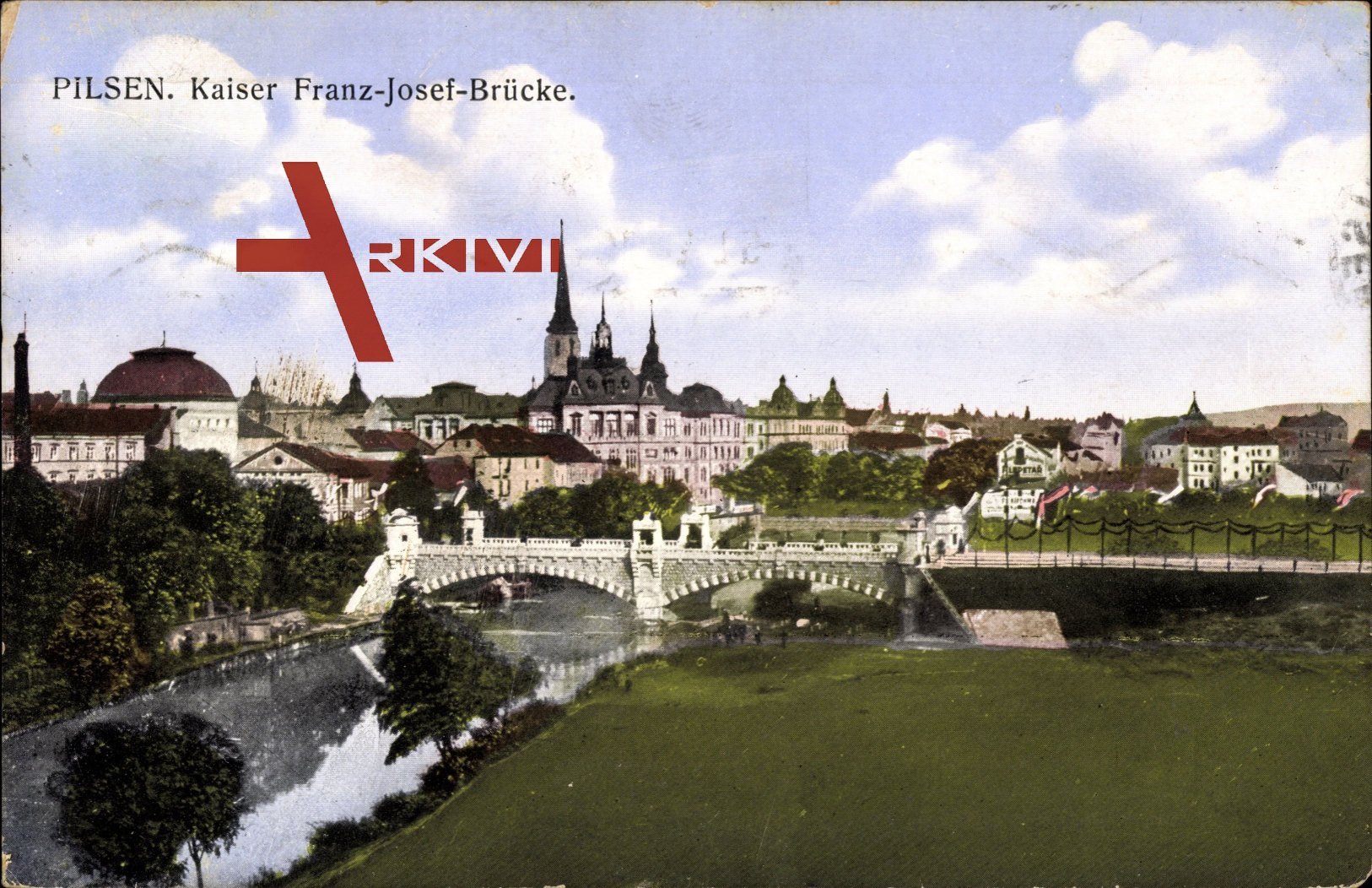 Blick auf die Kaiser Franz Josef Brücke in Plzeň Pilsen mit Feld und Kirchturm um 1914
