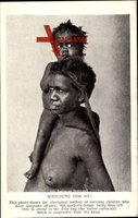 Eine australische Aborigine Frau mit Kind auf der Schulter