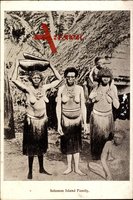 Solomon Island Familiy, Frauen eines Stammes im Dorf