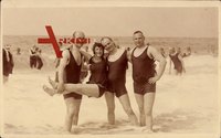 Drei Männer und eine Frau, Badekleider, Strand