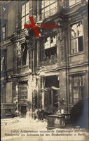 Berlin, Zerstörung am Mittelportal des Schlosses durch Artilleriefeuer
