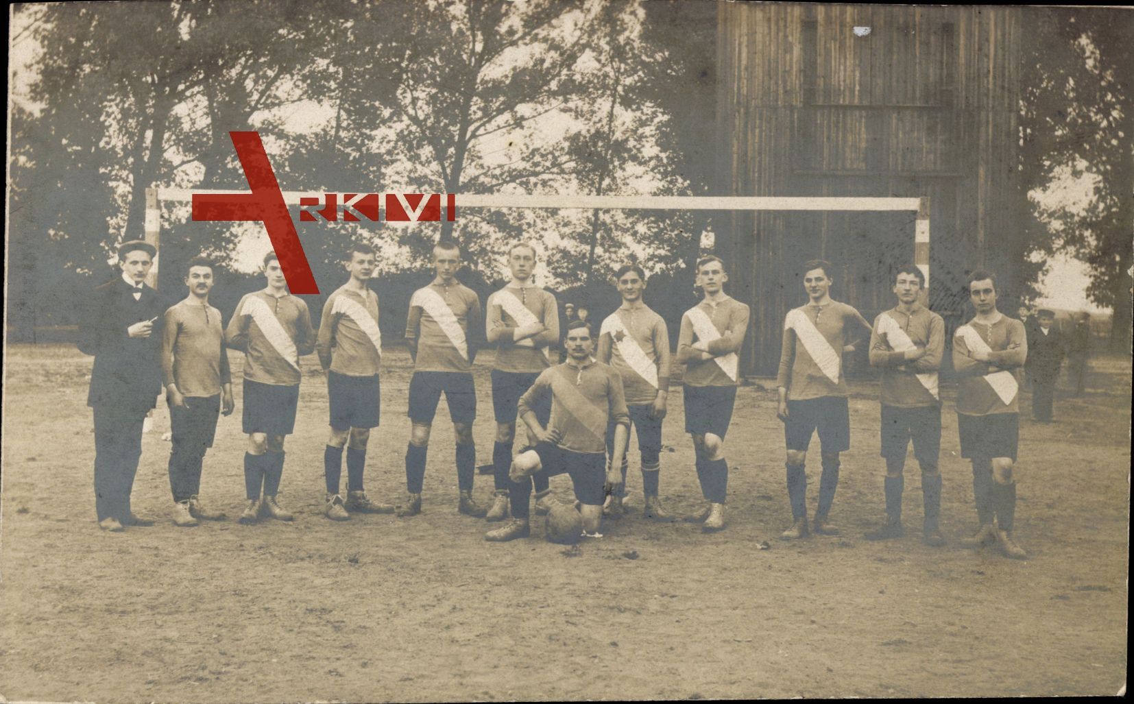 Fußballmannschaft, Gruppenfoto vor dem Tor, Schärpen, Trikots