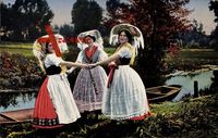 Drei Frauen in Spreewälder Trachten am Kanal, Gondel