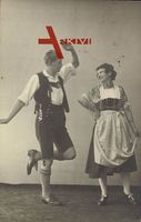 Tanz in traditionellen bayrischen Landestrachten
