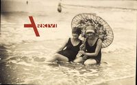 Zwei Frauen in Badekleidern am Strand, Schirm