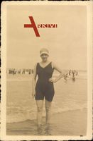 Junge Frau in schwarzem Badekleid am Strand