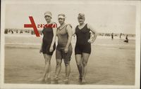 Drei Frauen in Badekleidern am Strand, Badekappen